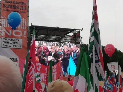 Migliaia di pensionati al Circo Massimo: &quot;Governo ci ascolti, non siamo invisibili!&quot;