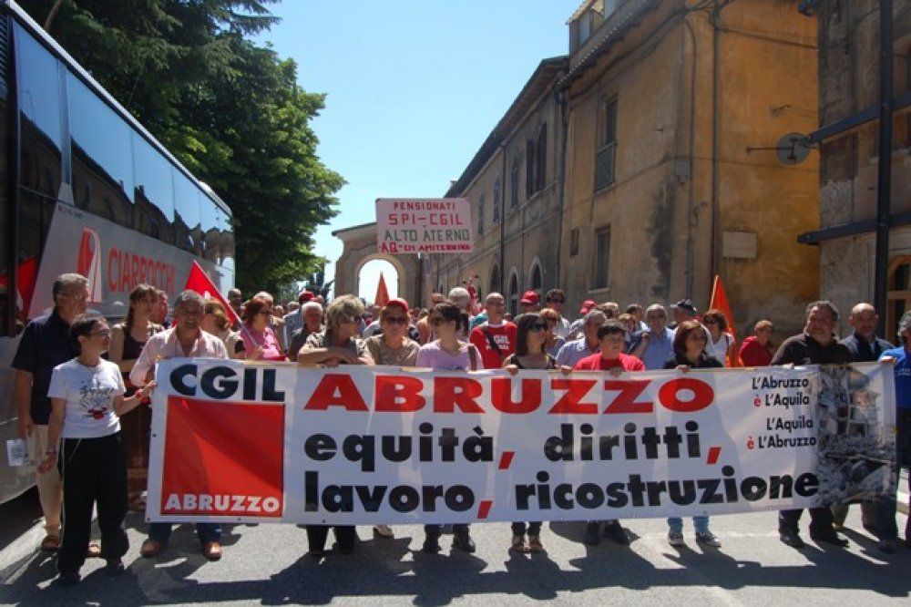 26 giugno 2010 La stampa locale prima e dopo lo sciopero generale in Abruzzo e la manifestazione per le vie dell&#039;Aquila