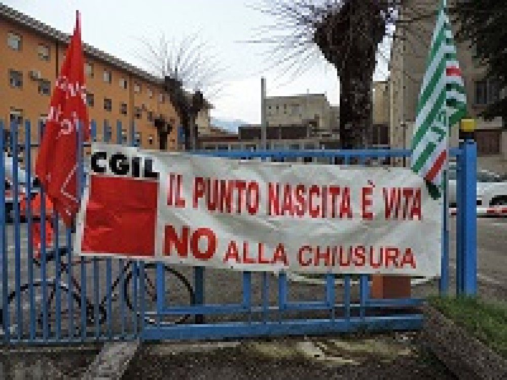 16 marzo 2015 Sulmona Lo SPI al sit-in di protesta unitario contro la chiusura del punto nascita