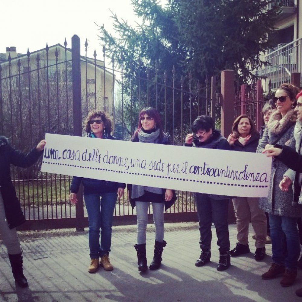 10 marzo 2015 L&#039;Aquila L&#039;Associazione Donne TerreMutate in piazza PIO X per rivendicare l&#039;assegnazione della sede provvisoria